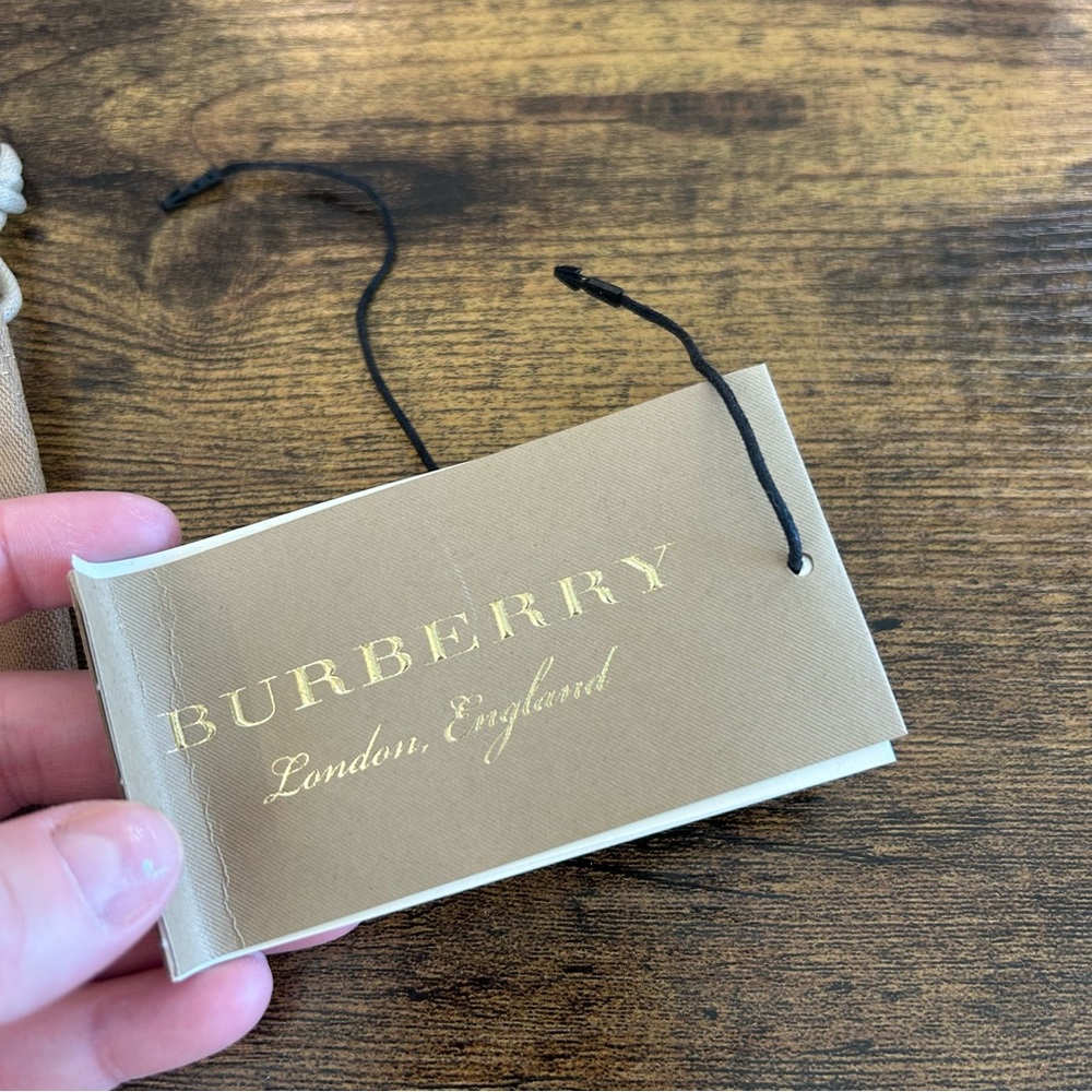 NEW Burberry Leather-Wrapped T Alphabet Charm in Light Gold/Tan - Picture 7 of 9